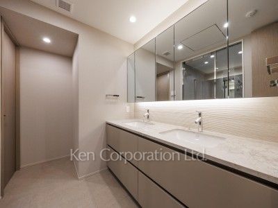 Kitchen ※Photo of the same layout on 33 floor. Decoration and fixture may differ.