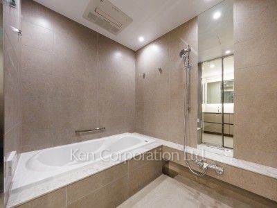 Powder Room ※Photo of the same layout on 33 floor. Decoration and fixture may differ.