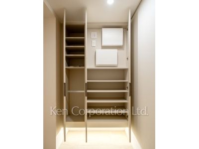 Shoes Closet ※Photo of the same layout on 17 floor. Decoration and fixture may differ.