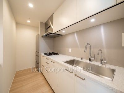 Kitchen ※Photo of the same layout on 17 floor. Decoration and fixture may differ.