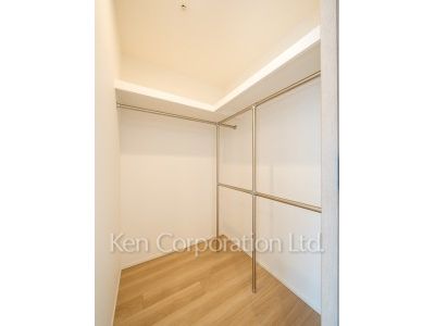Walk-In Closet ※Photo of the same layout on 17 floor. Decoration and fixture may differ.