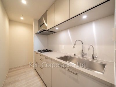 Kitchen ※Photo of the same layout on 10 floor. Decoration and fixture may differ.