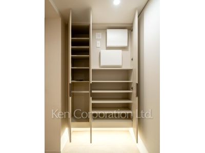 Shoes Closet ※Photo of the same layout on 17 floor. Decoration and fixture may differ.