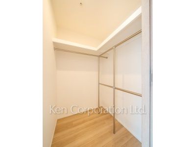Walk-In Closet ※Photo of the same layout on 17 floor. Decoration and fixture may differ.