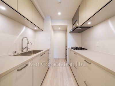 Kitchen ※Photo of the same layout on 9 floor. Decoration and fixture may differ.