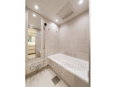 Bath ※Photo of the same layout on 9 floor. Decoration and fixture may differ.
