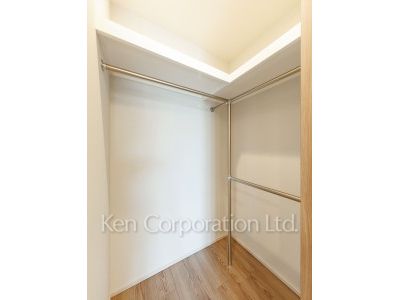 Walk-In Closet ※Photo of the same layout on 13 floor. Decoration and fixture may differ.