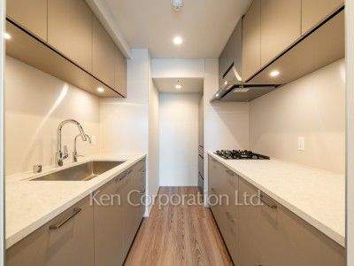 Kitchen ※Photo of the same layout on 13 floor. Decoration and fixture may differ.