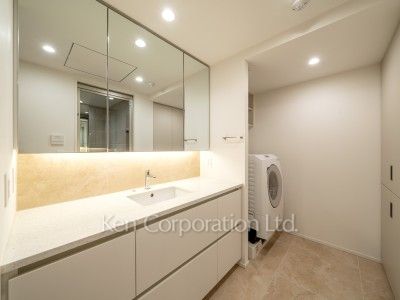 Kitchen ※Photo of the same layout on 10 floor. Decoration and fixture may differ.