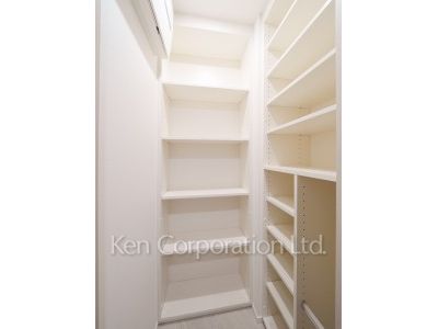 Shoes-In Closet ※Photo of the same layout on 3 floor. Decoration and fixture may differ.