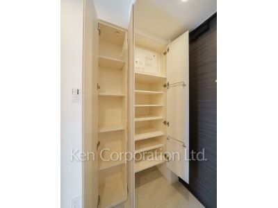 Shoes Closet ※Photo of the same layout on 3 floor. Decoration and fixture may differ.