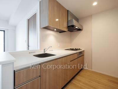 Kitchen ※Photo of the same layout on 9 floor. Decoration and fixture may differ.