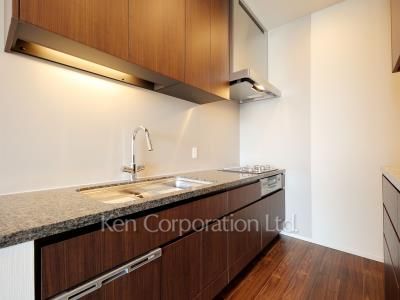 Kitchen ※Photo of the same layout on 34 floor. Decoration and fixture may differ.