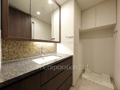 Powder Room ※Photo of the same layout on 34 floor. Decoration and fixture may differ.