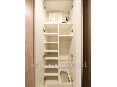 Shoes Closet ※Photo of the same layout on 19 floor. Decoration and fixture may differ.