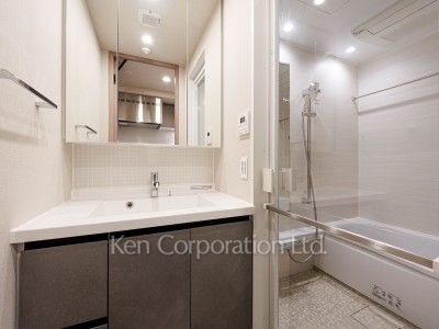 Powder Room ※Photo of the same layout on 19 floor. Decoration and fixture may differ.