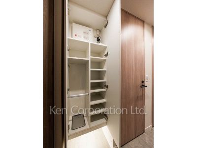Shoes Closet ※Photo of the same layout on 19 floor. Decoration and fixture may differ.