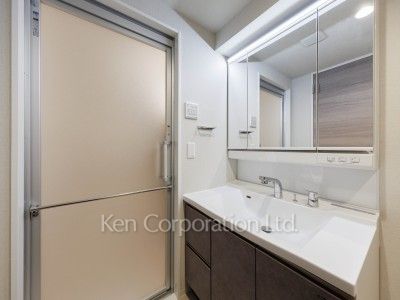 Powder Room ※Photo of the same layout on 4 floor. Decoration and fixture may differ.