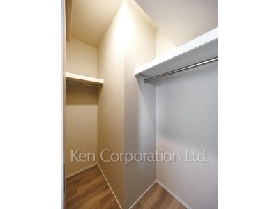 Walk-In Closet ※Photo of the same layout on 9 floor. Decoration and fixture may differ.