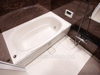 Bath ※Photo of the same layout on 9 floor. Decoration and fixture may differ.