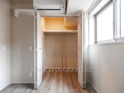 Walk-In Closet ※Photo of the same layout on 9 floor. Decoration and fixture may differ.