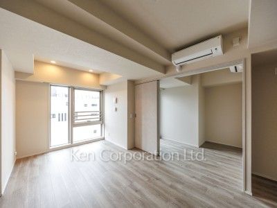 Living-Dining ※Photo of the same layout on 9 floor. Decoration and fixture may differ.