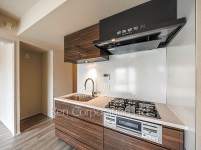 Kitchen ※Photo of the same layout on 9 floor. Decoration and fixture may differ.