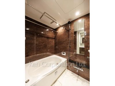 Bath ※Photo of the same layout on 9 floor. Decoration and fixture may differ.
