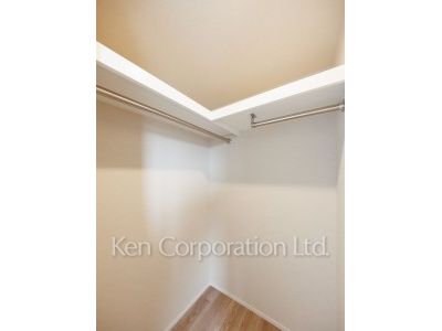 Walk-In Closet ※Photo of the same layout on 11 floor. Decoration and fixture may differ.
