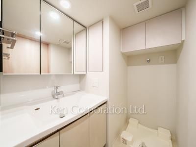 Powder Room ※Photo of the same layout on 8 floor. Decoration and fixture may differ.