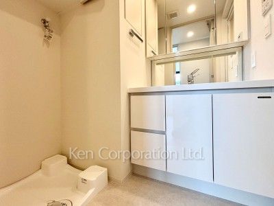 Powder Room ※Photo of the same layout on 4 floor. Decoration and fixture may differ.