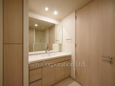 Powder Room ※Photo of the same layout on 18 floor. Decoration and fixture may differ.