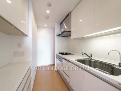 Kitchen ※Photo of the same layout on 38 floor. Decoration and fixture may differ.