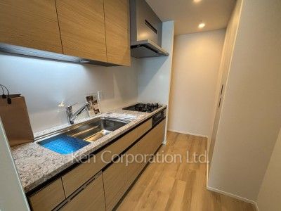 Kitchen ※Photo of the same layout on 22 floor. Decoration and fixture may differ.