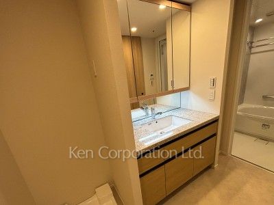Powder Room ※Photo of the same layout on 22 floor. Decoration and fixture may differ.