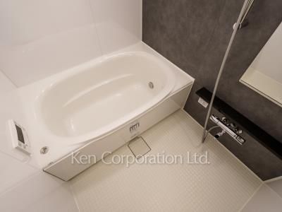 Bath ※Photo of the same layout on 8 floor. Decoration and fixture may differ.