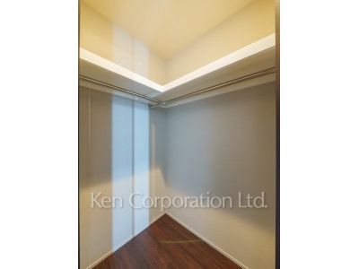 Walk-In Closet ※Photo of the same layout on 37 floor. Decoration and fixture may differ.