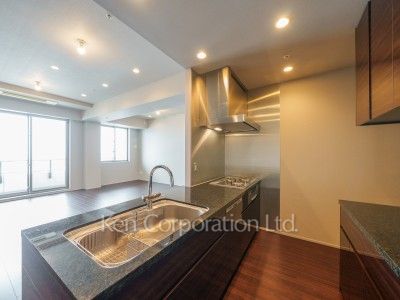 Kitchen ※Photo of the same layout on 37 floor. Decoration and fixture may differ.