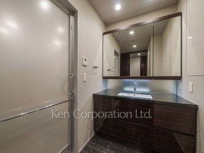 Powder Room ※Photo of the same layout on 37 floor. Decoration and fixture may differ.