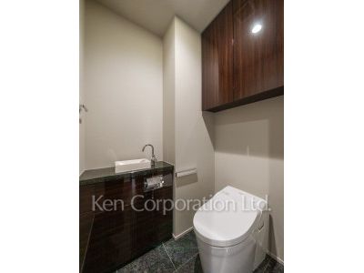 Lavatory ※Photo of the same layout on 37 floor. Decoration and fixture may differ.