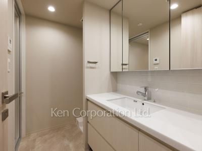 Powder Room ※Photo of the same layout on 11 floor. Decoration and fixture may differ.