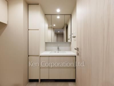 Powder Room ※Photo of the same layout on 11 floor. Decoration and fixture may differ.