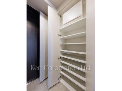 Shoes Closet ※Photo of the same layout on 11 floor. Decoration and fixture may differ.