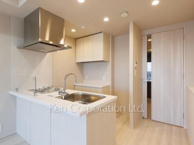 Kitchen ※Photo of the same layout on 11 floor. Decoration and fixture may differ.