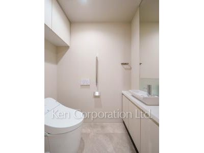 Lavatory ※Photo of the same layout on 14 floor. Decoration and fixture may differ.