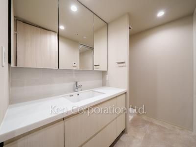 Powder Room ※Photo of the same layout on 11 floor. Decoration and fixture may differ.