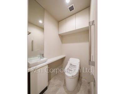 Lavatory ※Photo of the same layout on 11 floor. Decoration and fixture may differ.