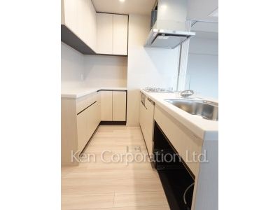Kitchen ※Photo of the same layout on 8 floor. Decoration and fixture may differ.