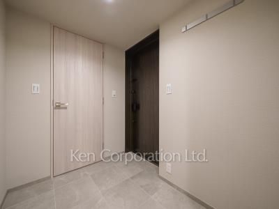 Walk-In Closet ※Photo of the same layout on 11 floor. Decoration and fixture may differ.