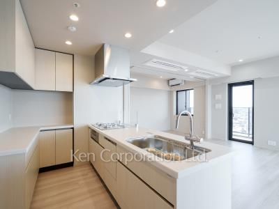 Kitchen ※Photo of the same layout on 8 floor. Decoration and fixture may differ.